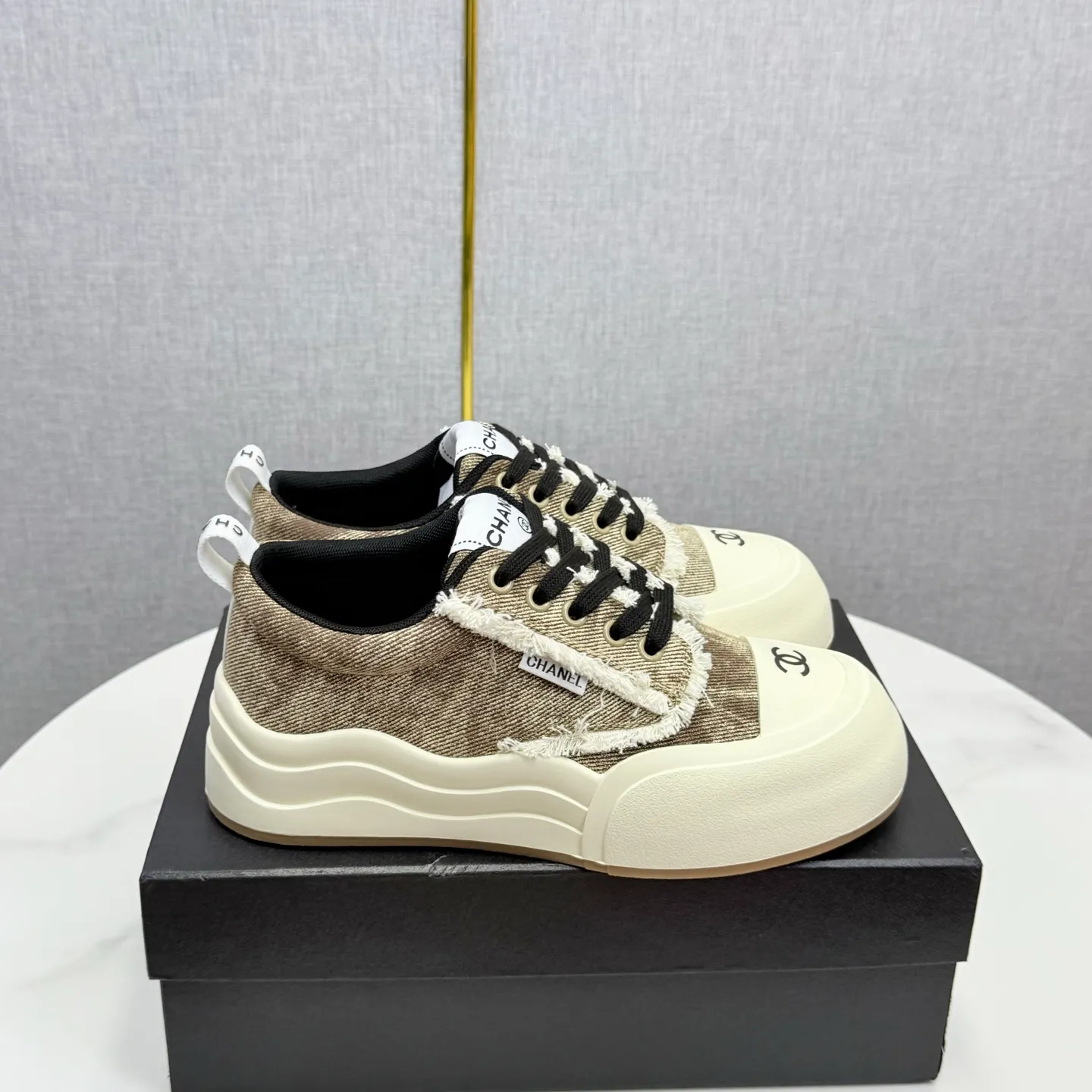 👟👟Ex-factory price 600👟👟Chanel Panda Shoes! 2025 counter's top casual sports shoes, this classic design; the upper is in the style of electric embroidery with various techniques; the outsole is fashionable and sporty; the unusual inclusion of a variety of color matching elements... The diversified mix and match is very good-looking and versatile, and can be used for leisure, fashion, sports, and outdoor... ꫛꫀꪝ Go➫ Materials: ❶Upper made of: original imported first-layer silk cowhide + original version waterproof cloth + original first-layer cowhide ❷Inner lining: Original Yangli+wang ❸ Outsole based on: Original TPU combination outsole Counter boutique packaging complete set for women 35–41